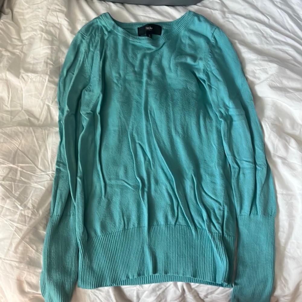 Beautiful Mossimo crew neck sweater.